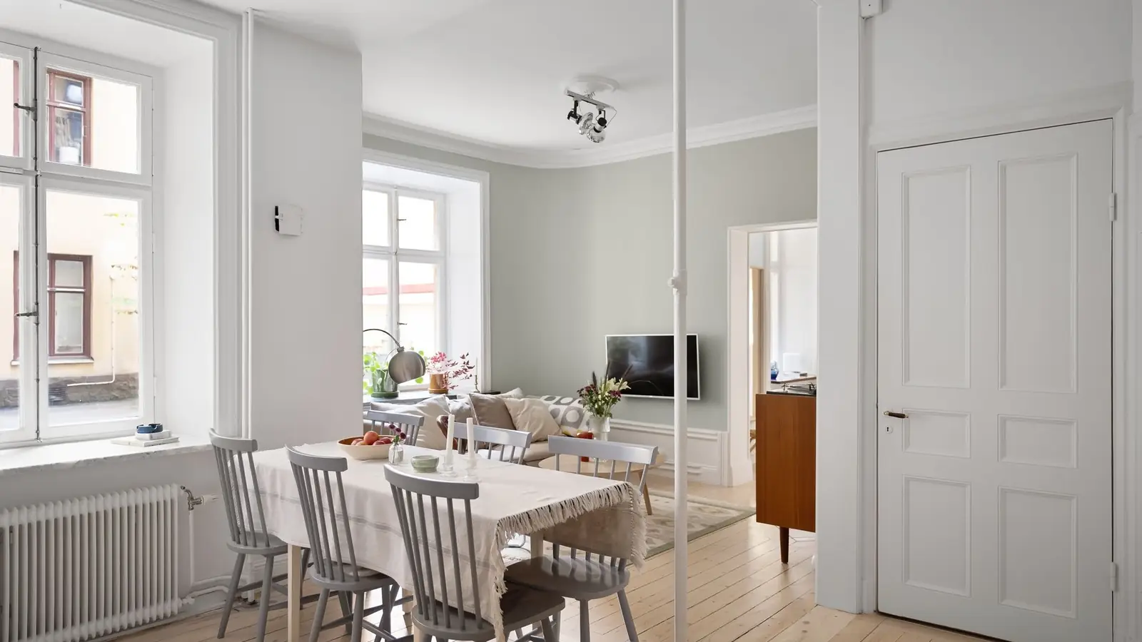 Séjour rénové et lumineux, murs et plafonds repeints (photo d'illustration)