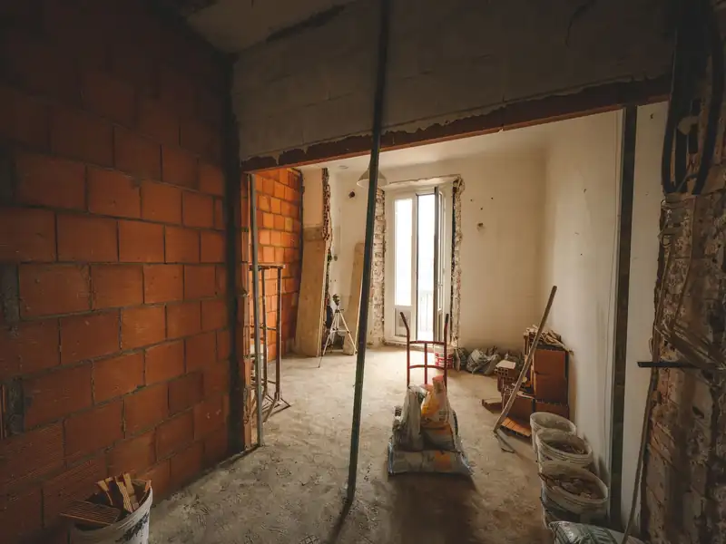 Ouverture créée dans un mur, chantier en cours