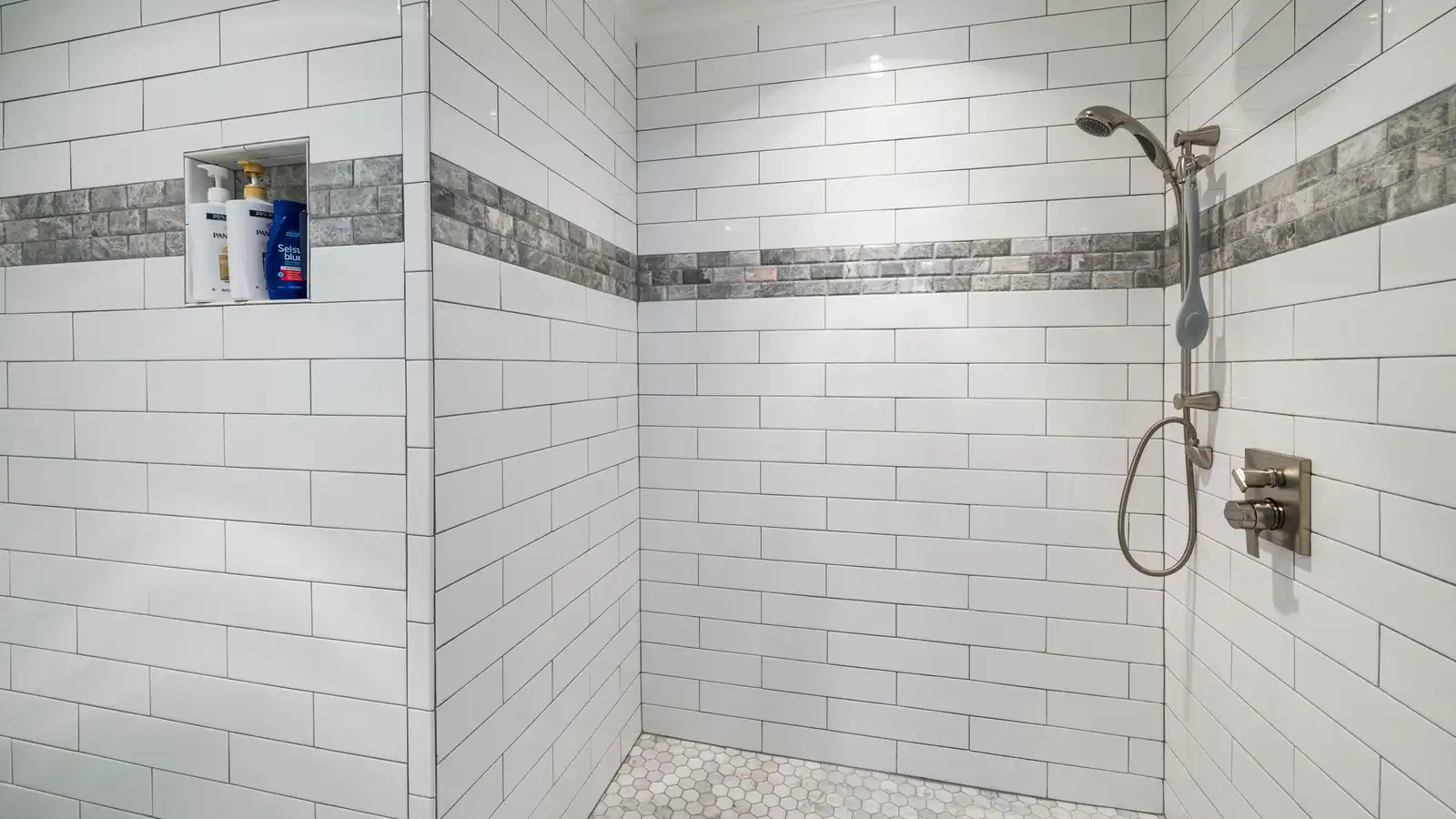 Salle de bain terminée avec douche à l'italienne carrelée (photo d'illustration)